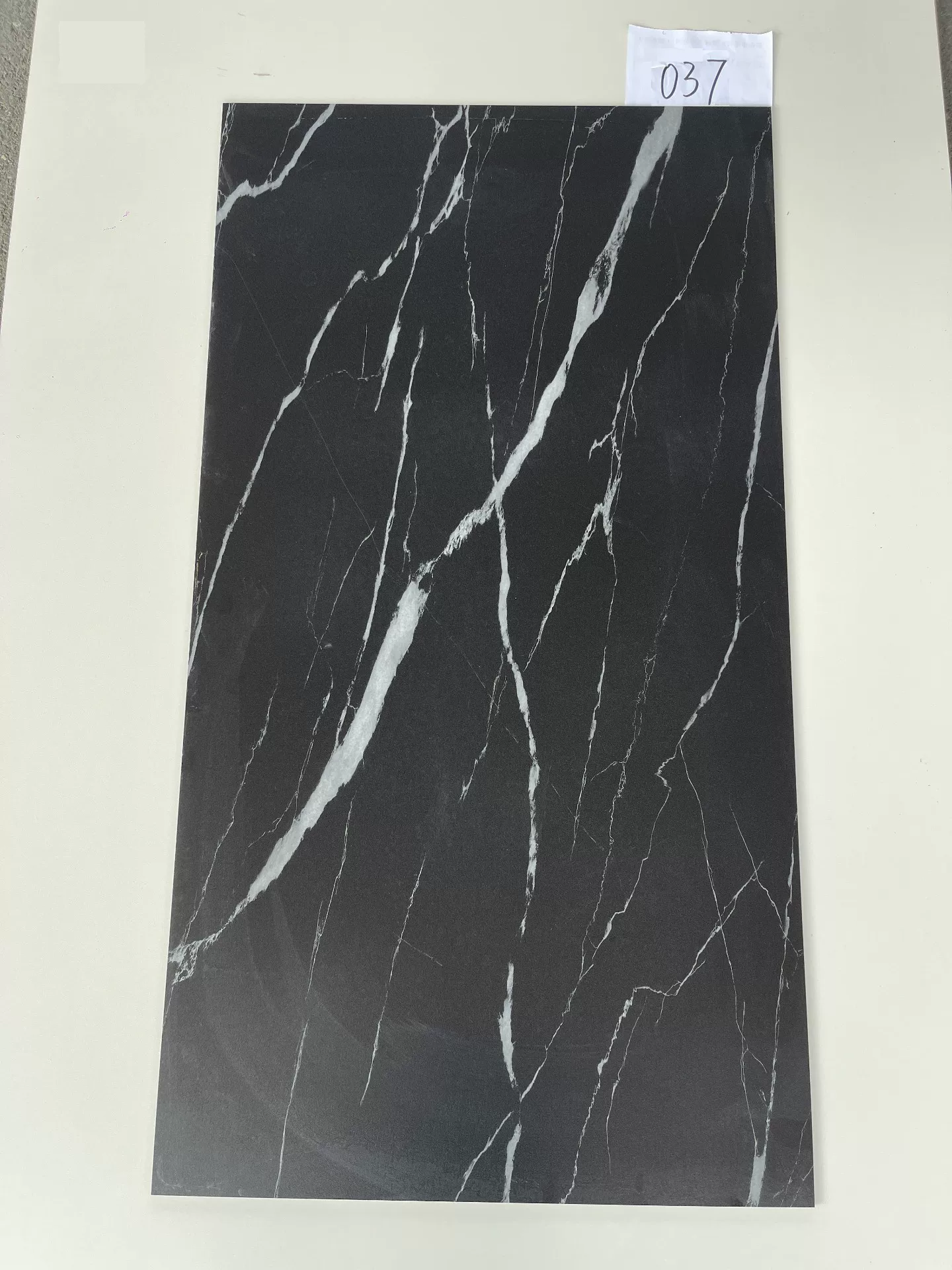 Sintered stone slab black gold pattern texture