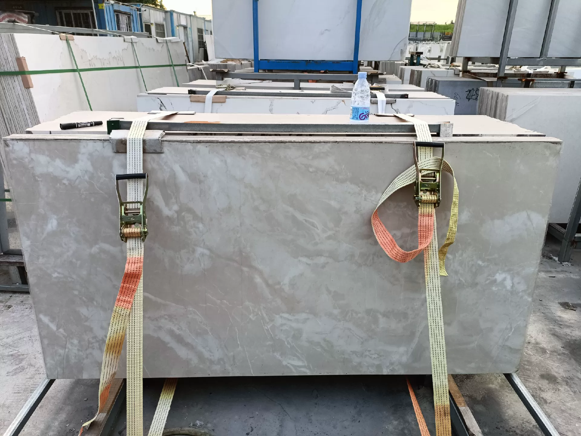 Solid color sintered stone slab