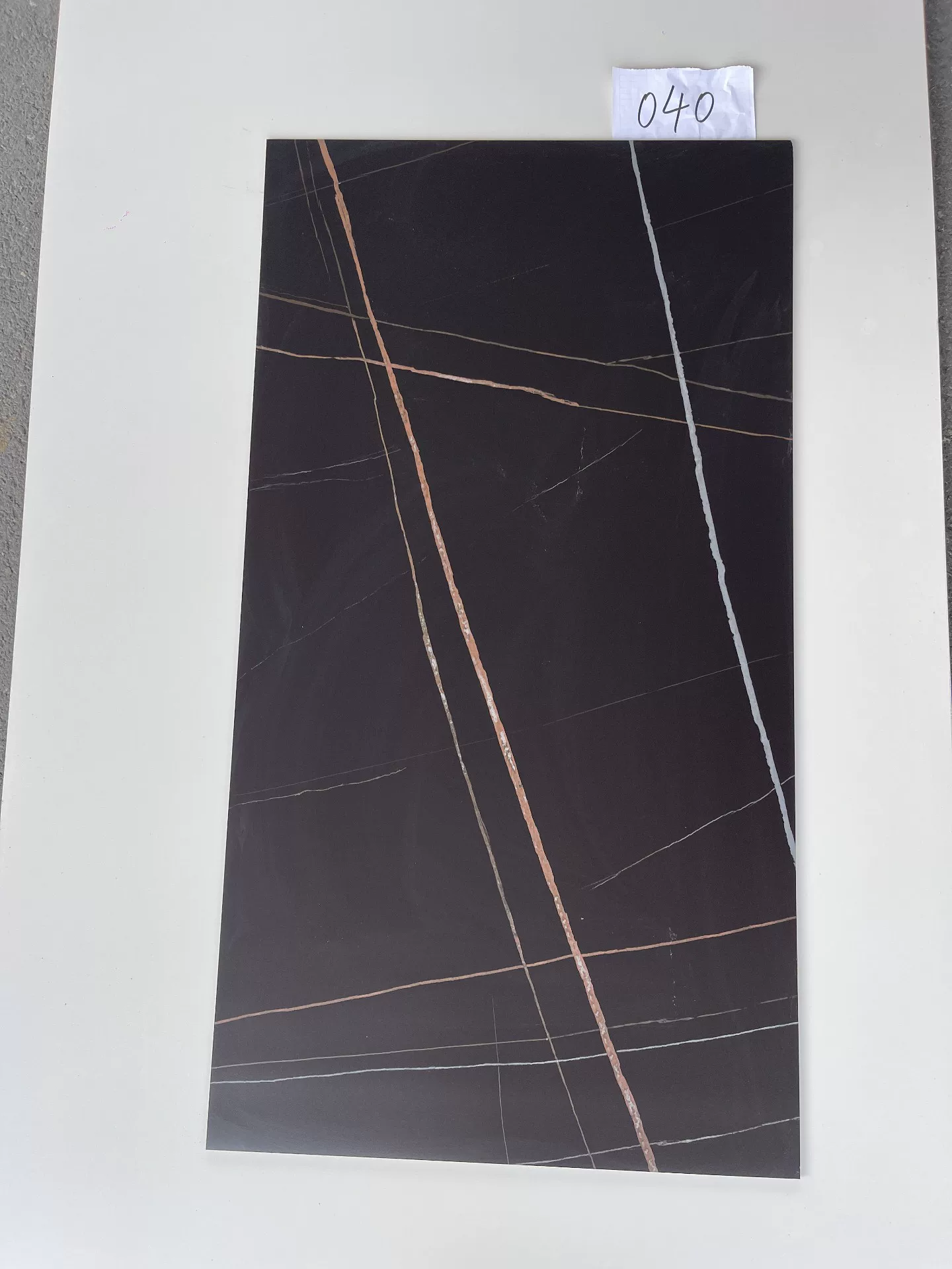 Sintered stone slab black gold pattern view