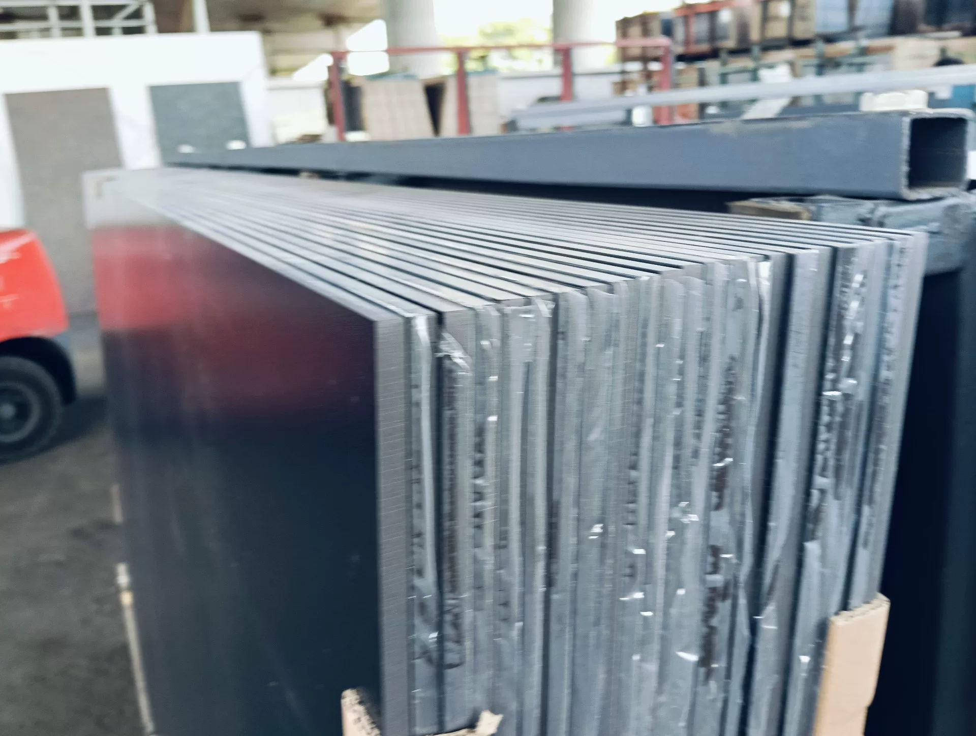 Black sintered stone slab, packaging reference