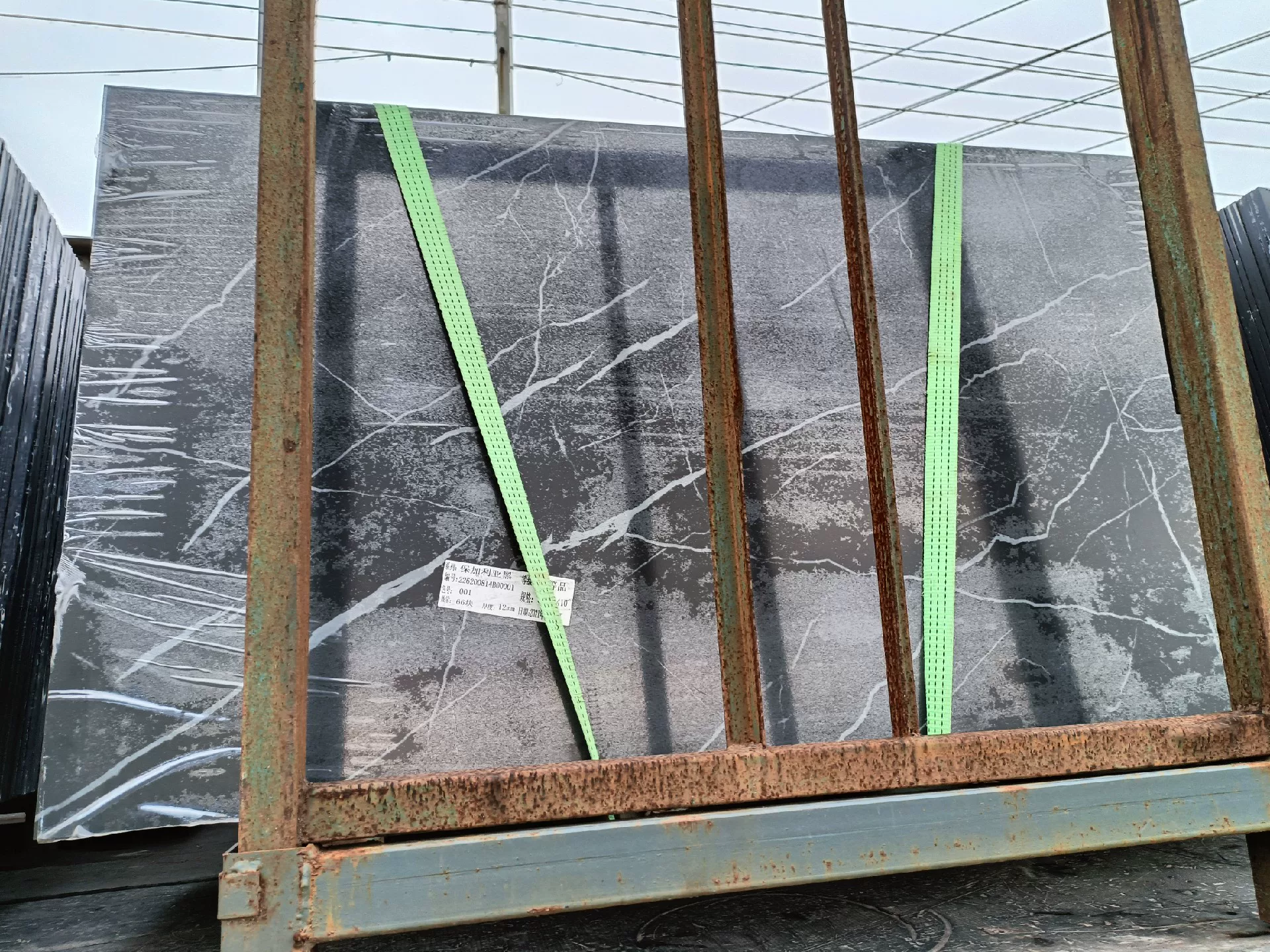 Sintered stone slab, Black & White Root pattern, matte finish.