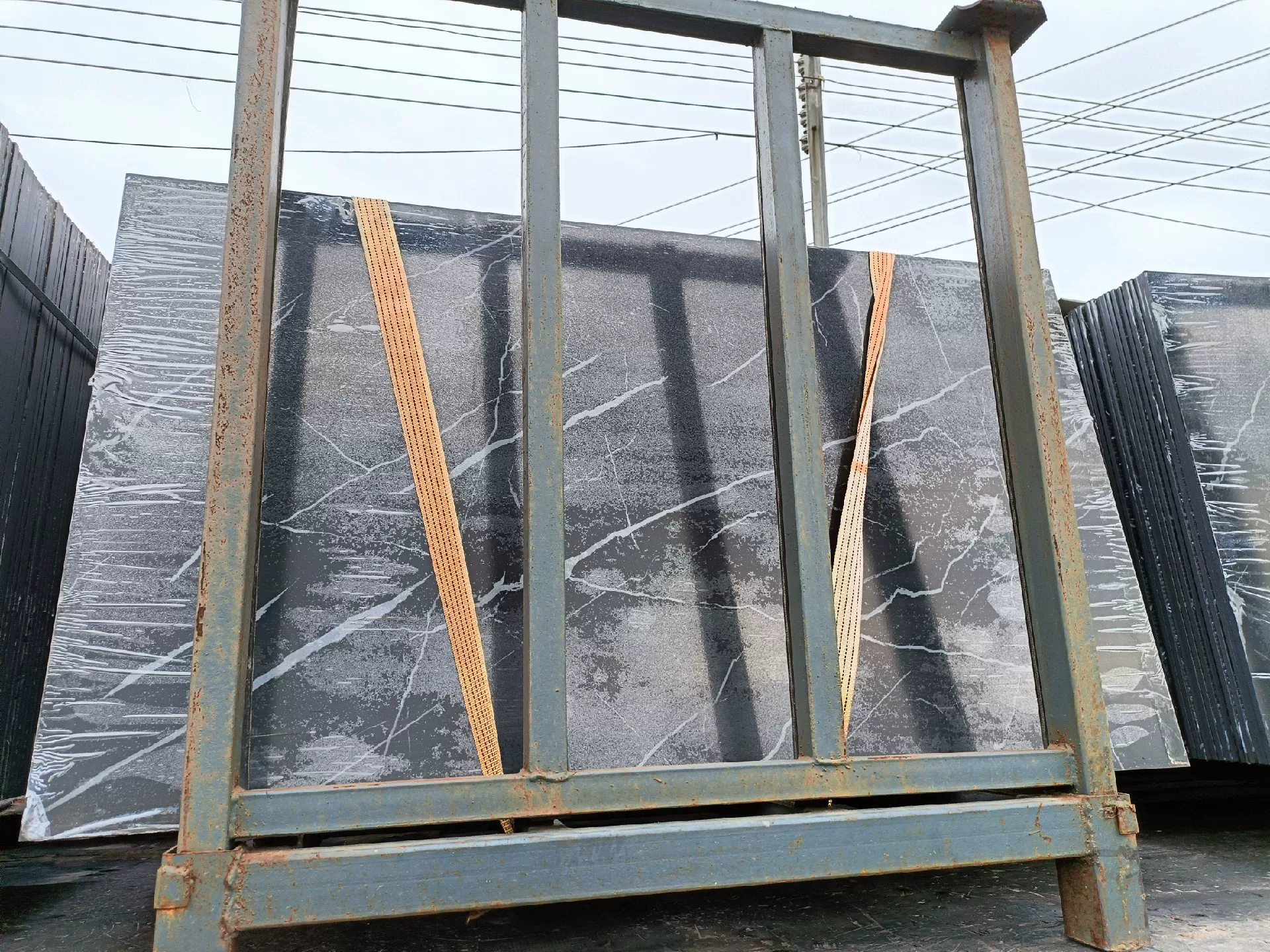 Sintered stone slab, Black & White Root pattern, matte finish.