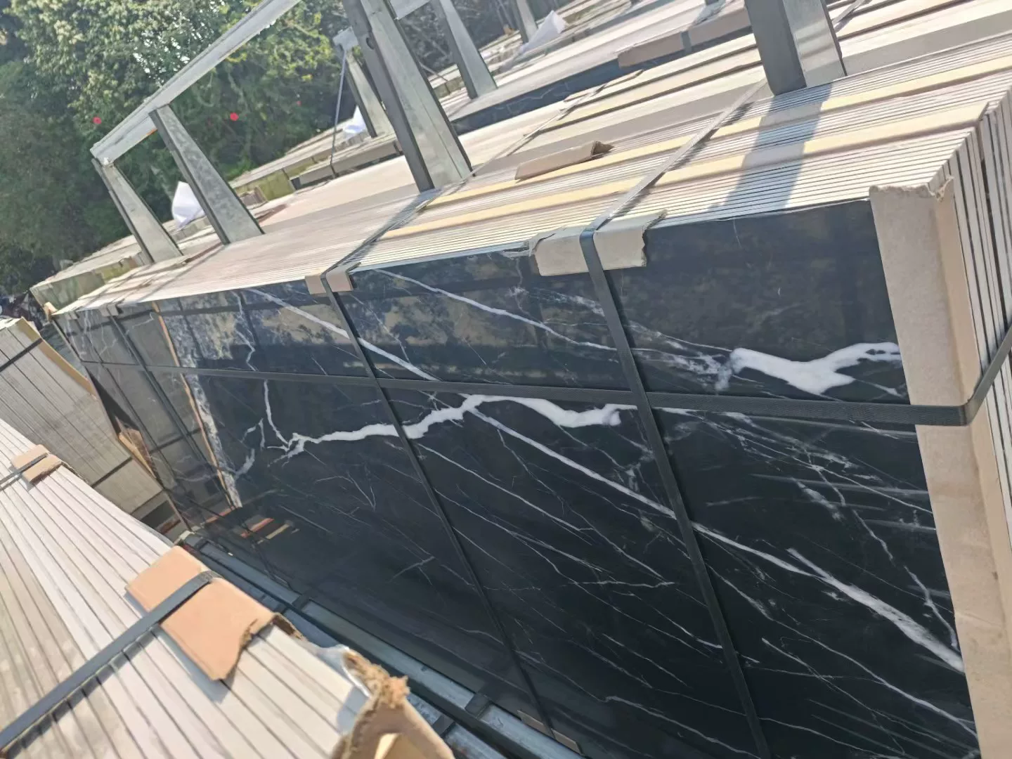 Glossy sintered stone slab 900x2700x9 mm stock lot