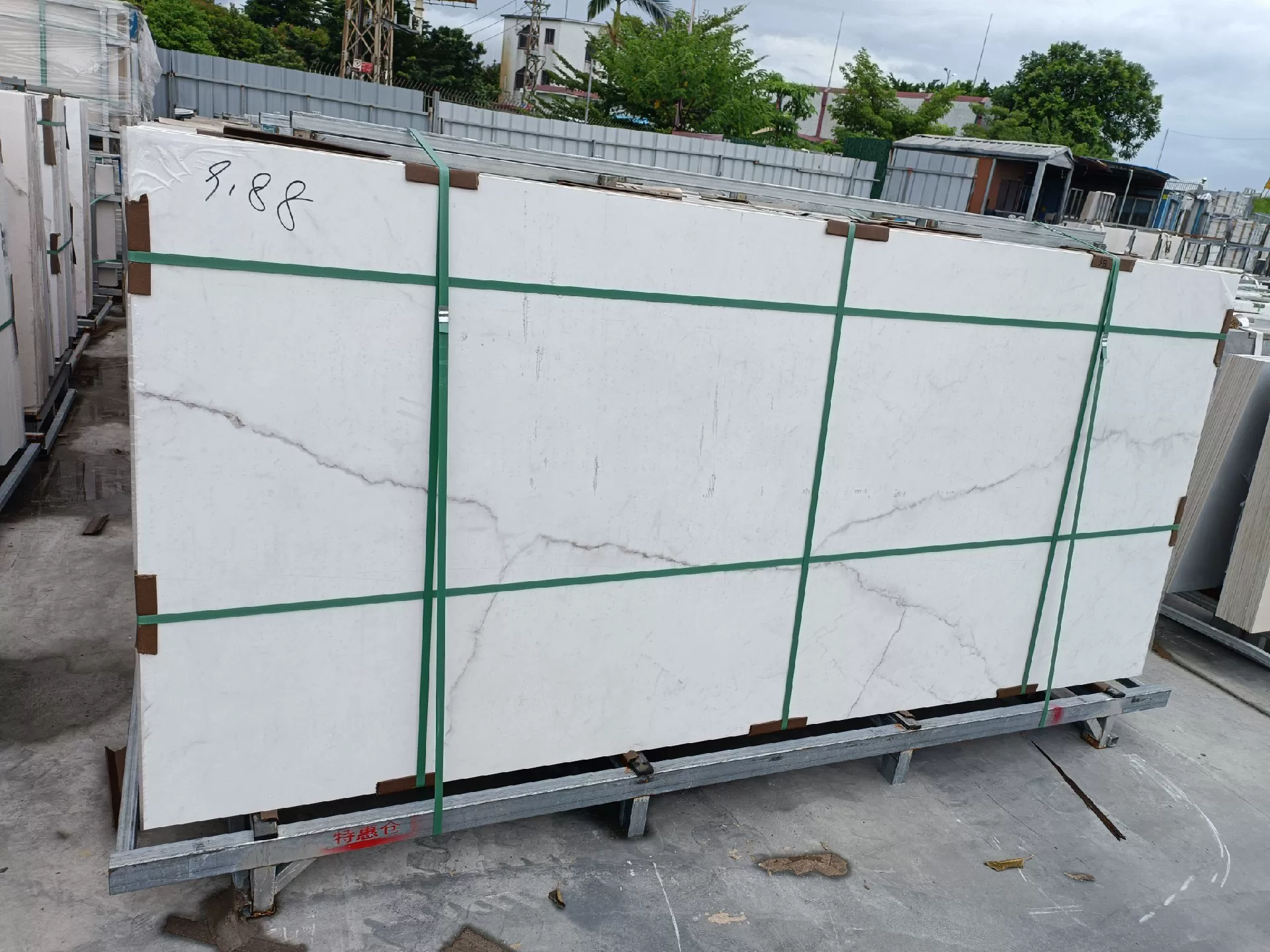 Sintered stone slab, side or detail view