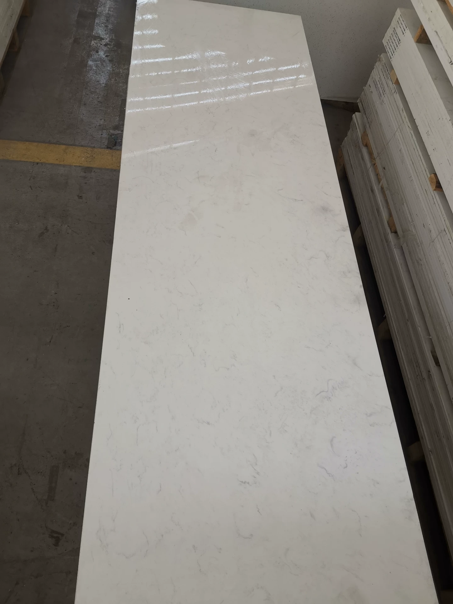 Quartz stone slab sample - Fish Belly White pattern