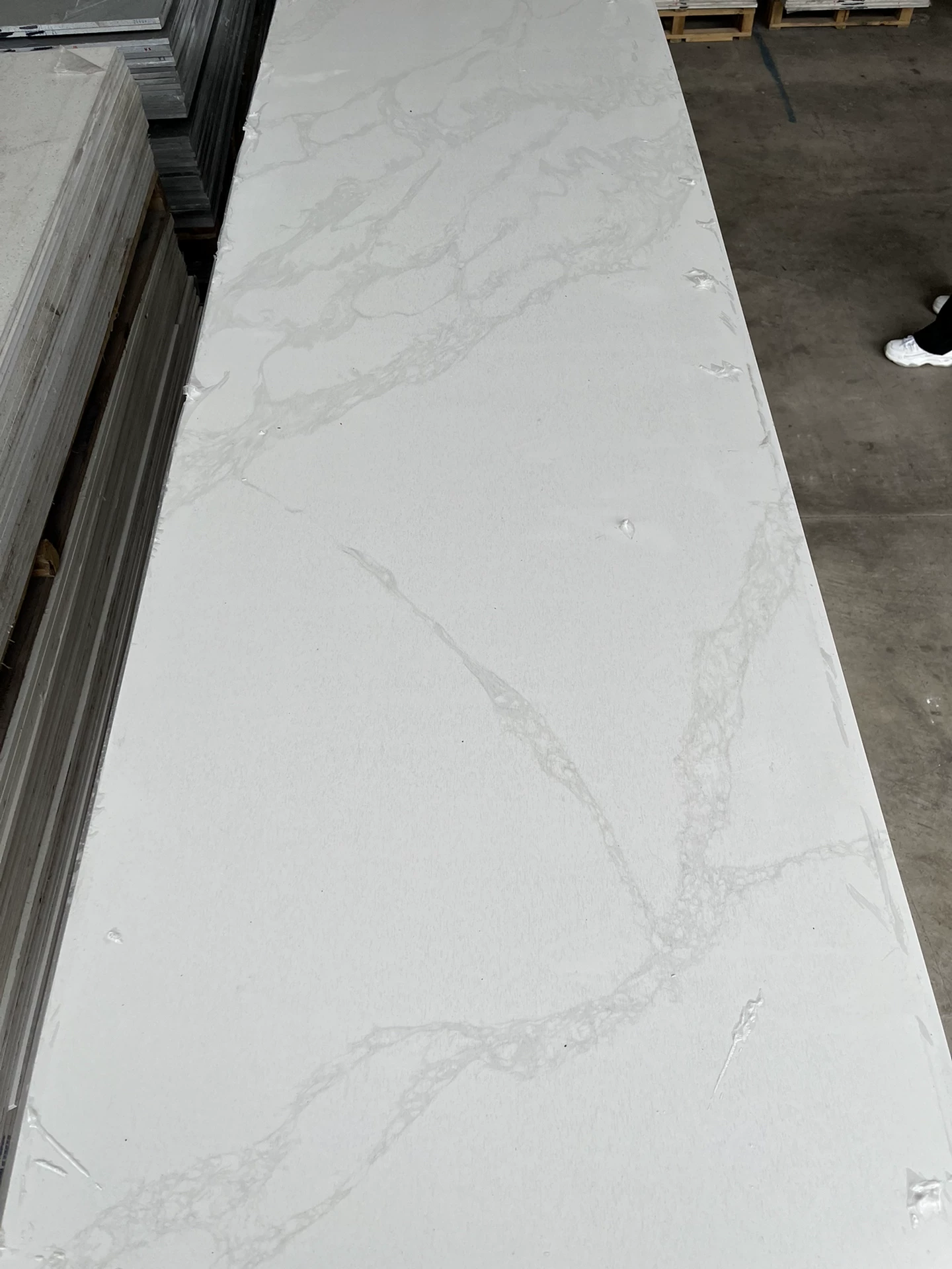Fish Belly White Pattern Quartz Slab