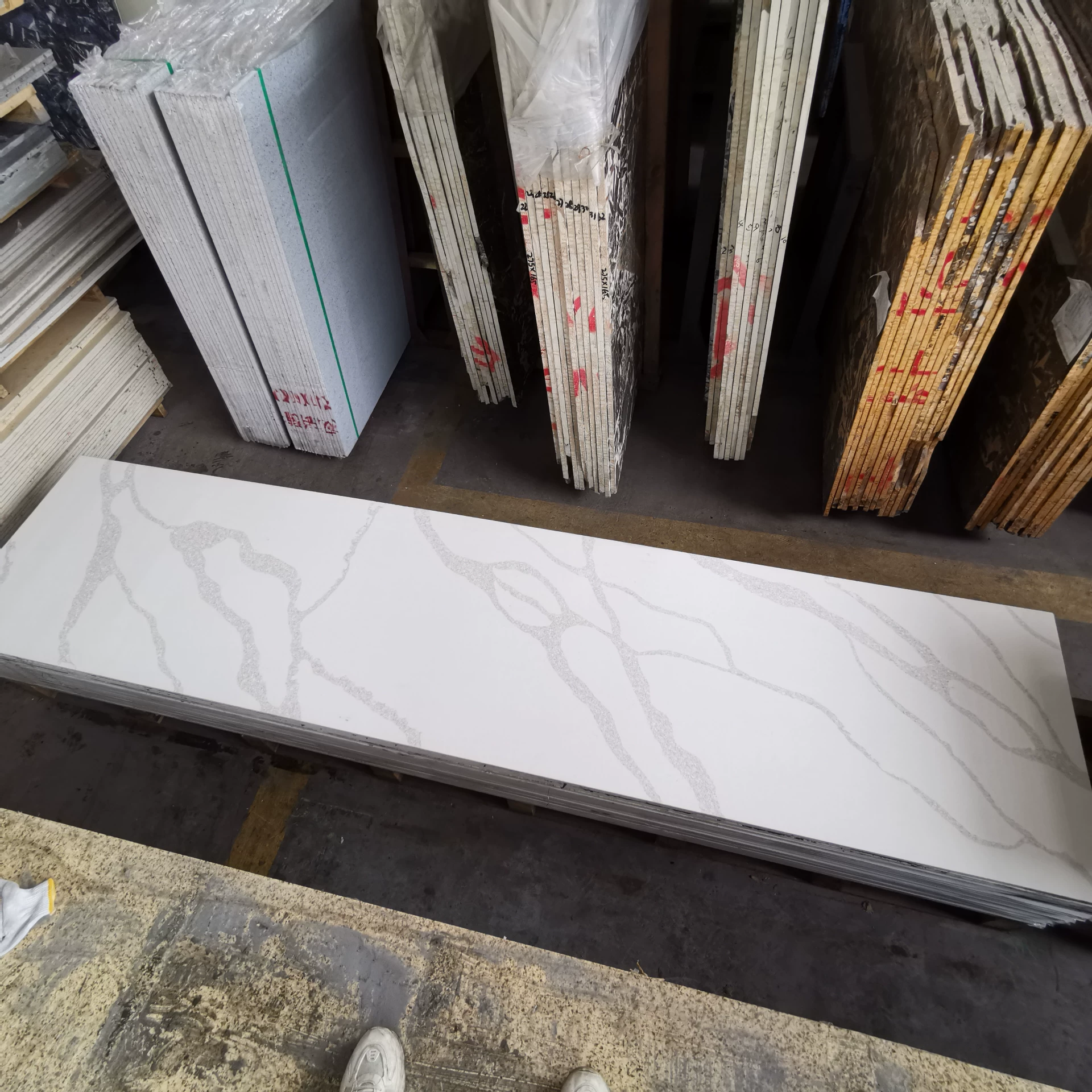 Quartz stone slab sample - white pattern