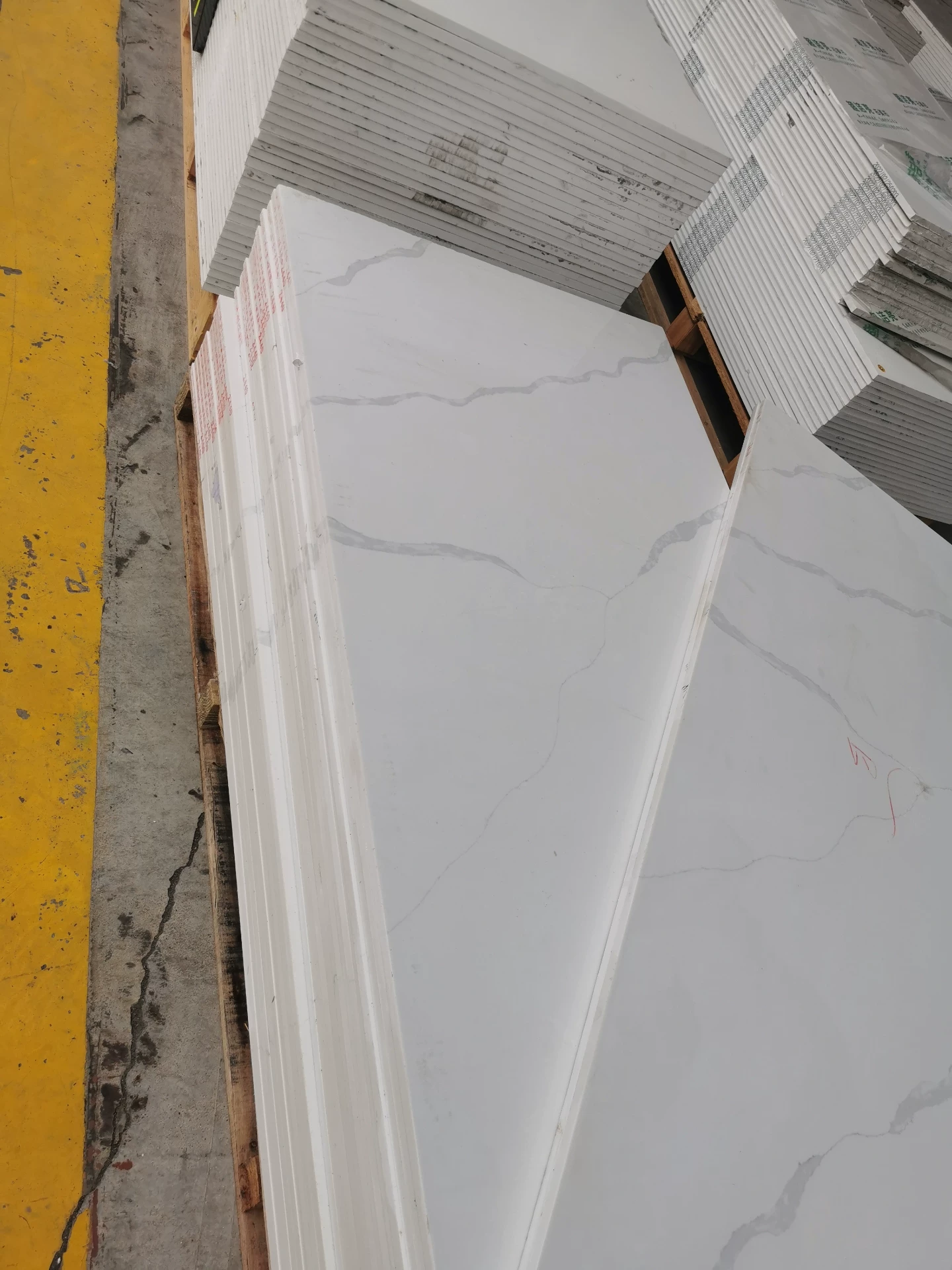 Quartz stone slab white color variation