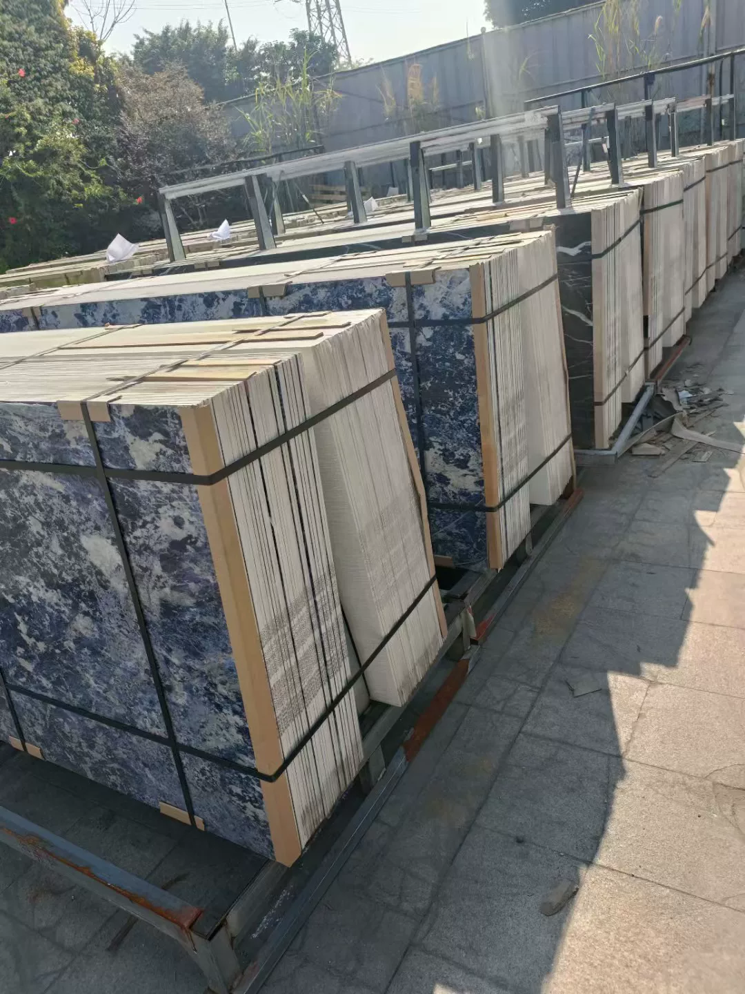 Glossy sintered stone slab 900x2700x9 mm stock lot