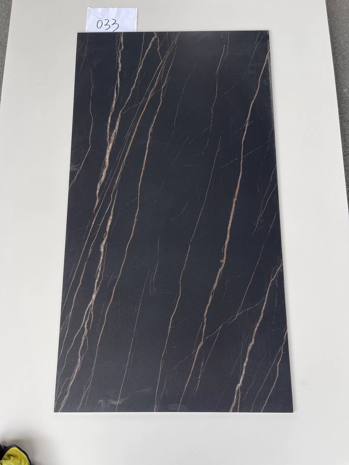 Sintered stone slab black gold pattern