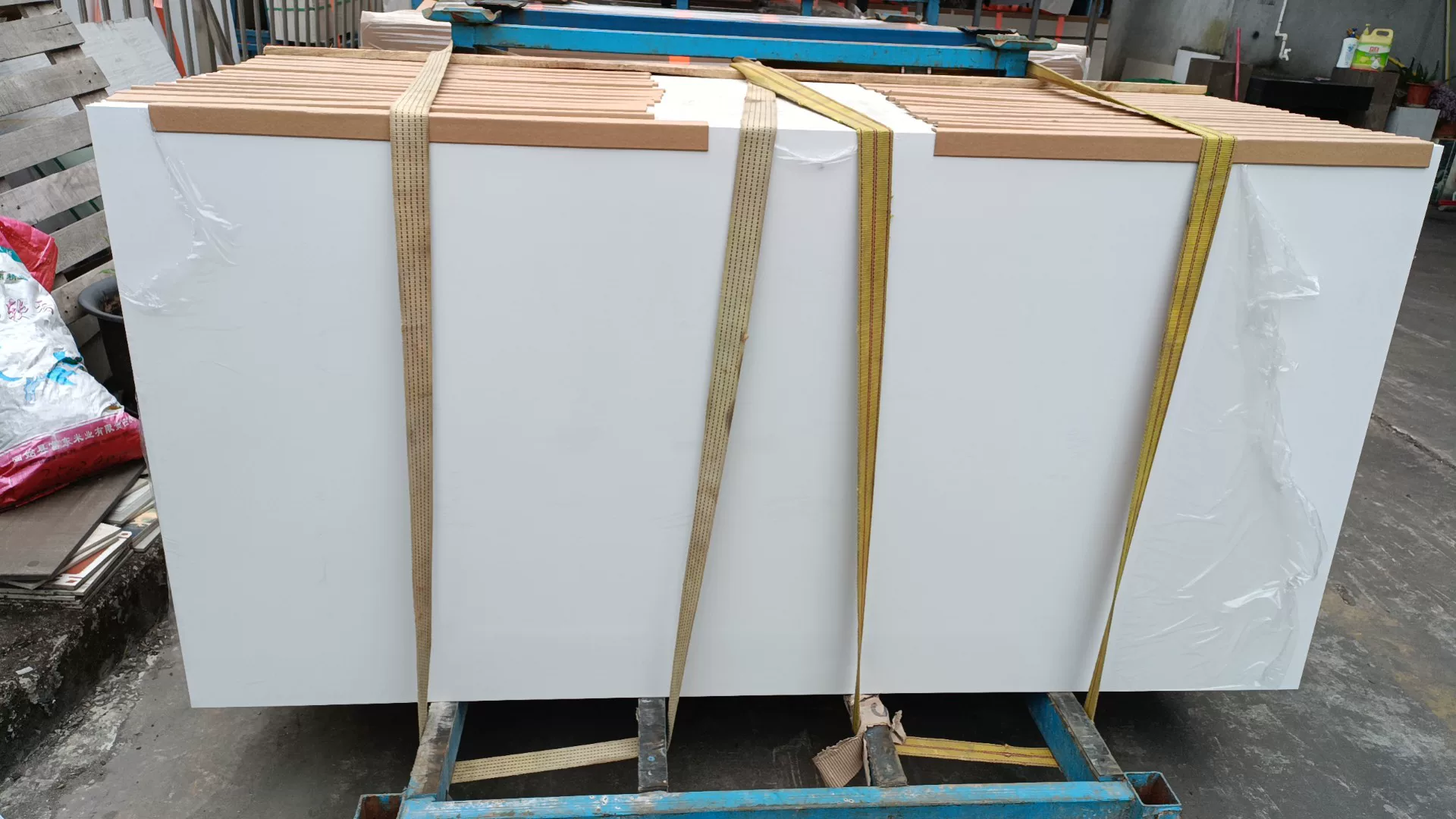 Sintered stone slab for wall or floor use
