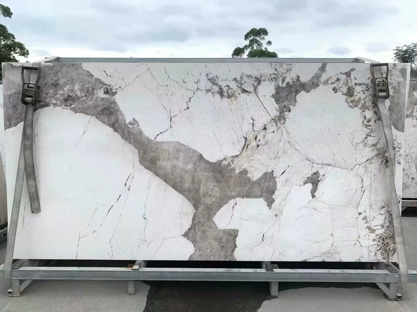 Slab edge or label detail