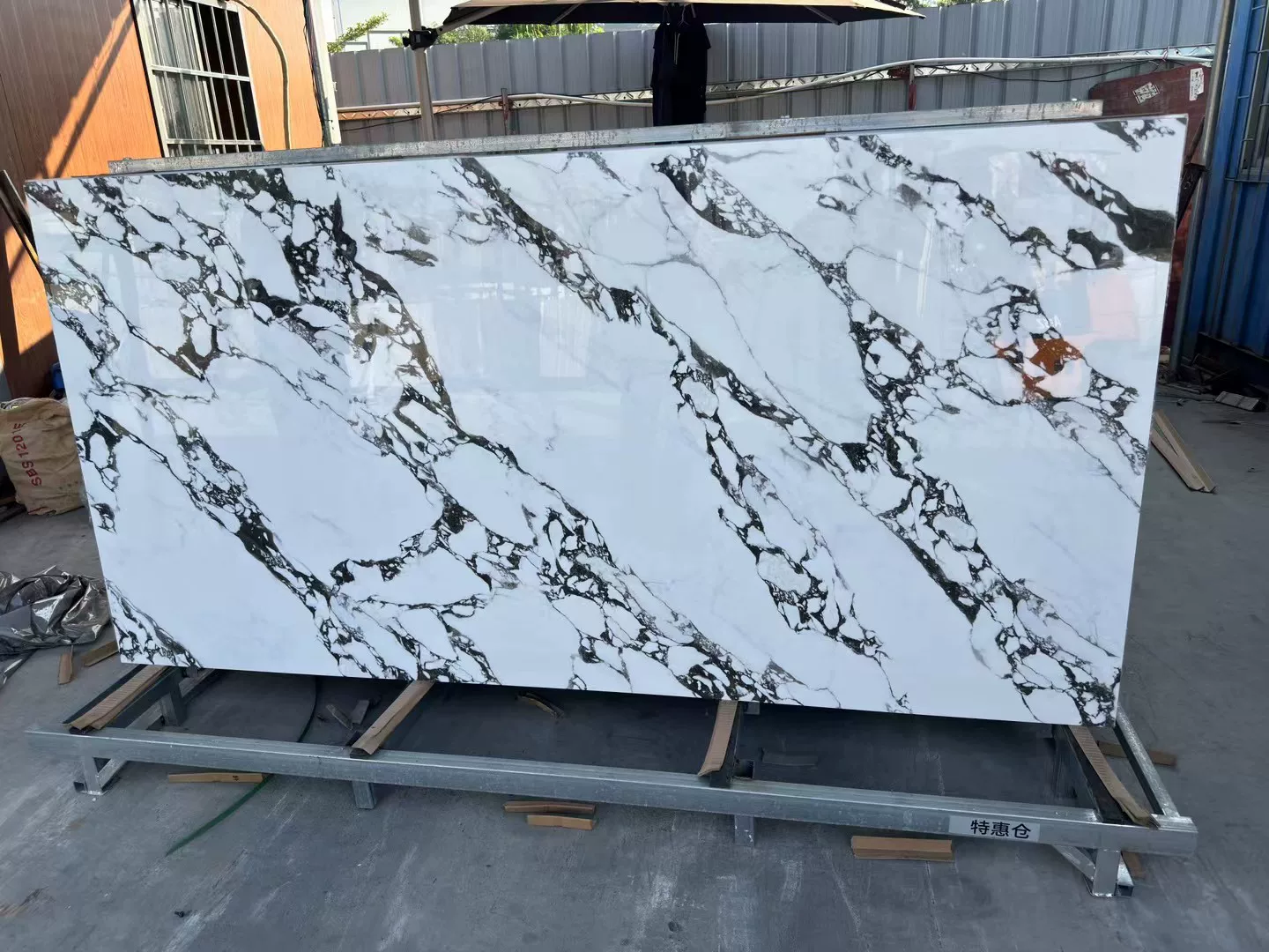 Sintered stone slab edge view