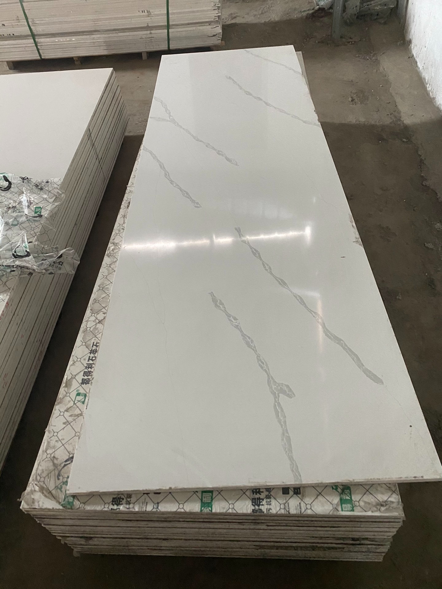 Quartz stone slab with Fish Belly White pattern - stock lot view