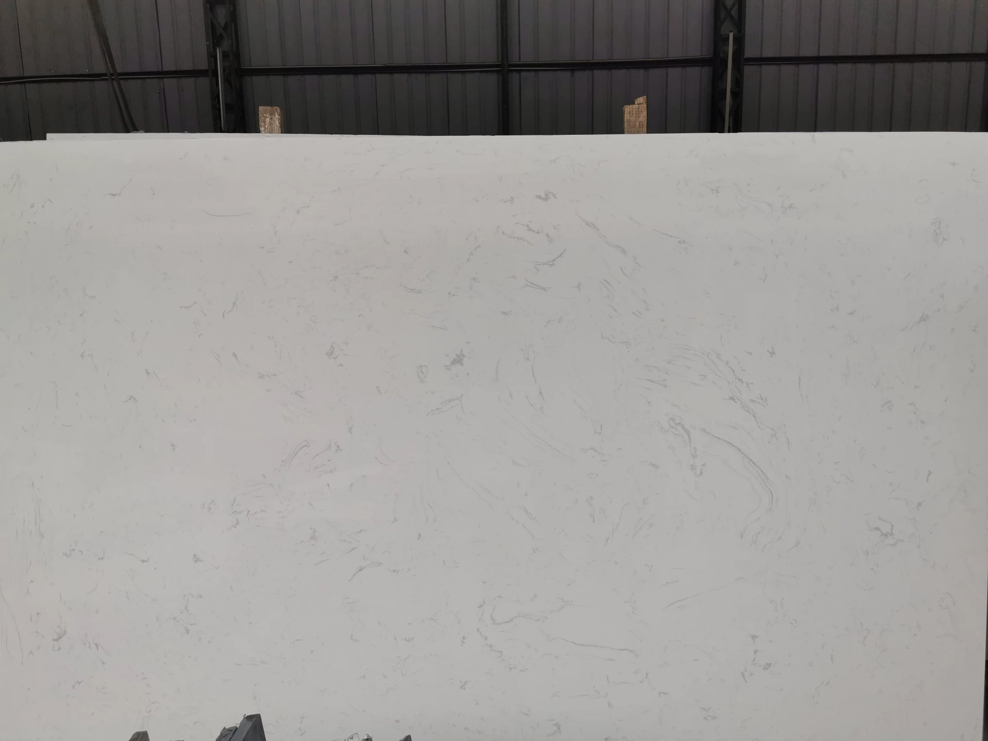 Fish Belly White quartz stone slab stock view