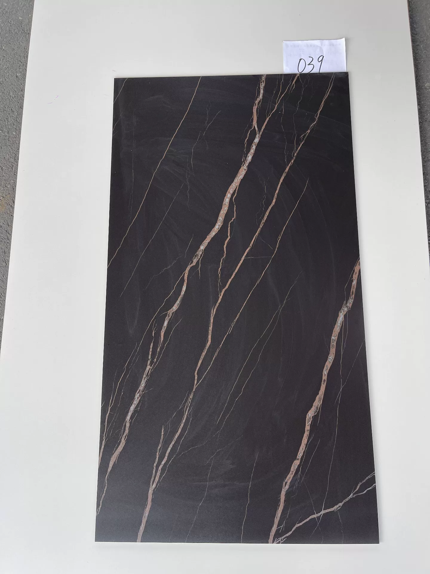 Sintered stone slab black gold pattern detail