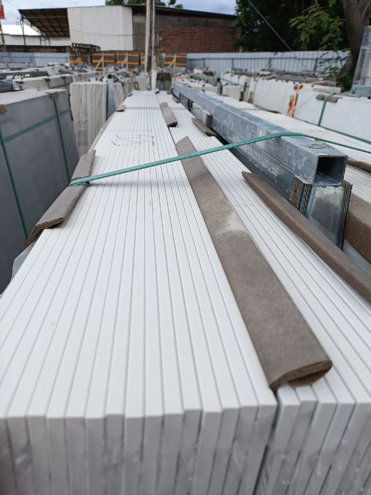 Sintered stone slab, edge or packaging context