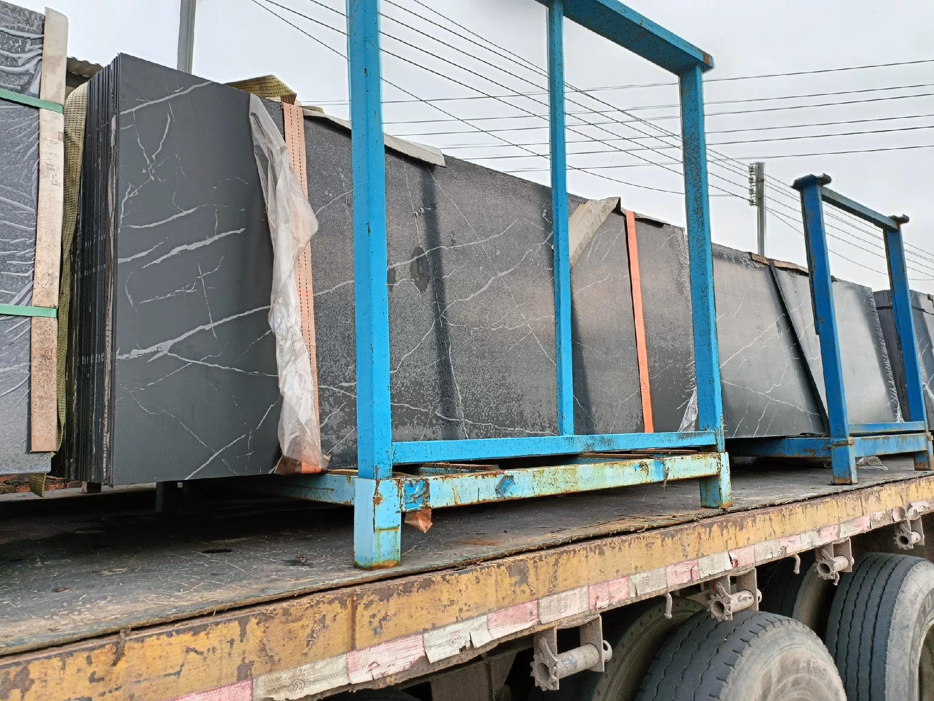 Sintered stone slab, Black & White Root pattern, matte finish.
