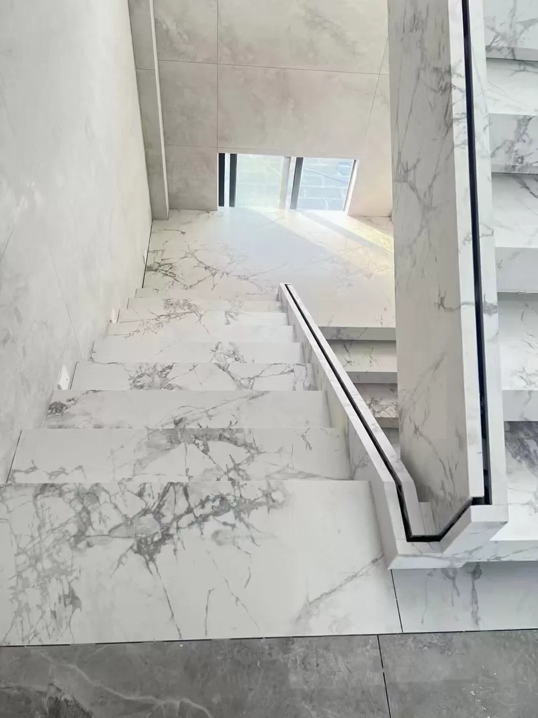 Sintered stone slab Cold River Snow pattern view 4