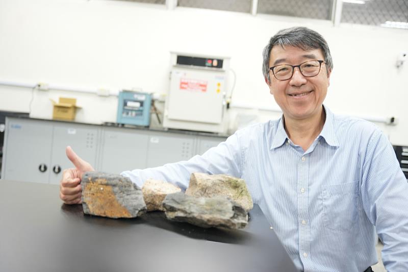 中央大學地球科學學院應地所／碳封存及地熱研究中心董家鈞教授提出板岩地層滲透率與深度關係評估的新方法，為台灣地熱資源評估與電廠可行性分析開創新方向。