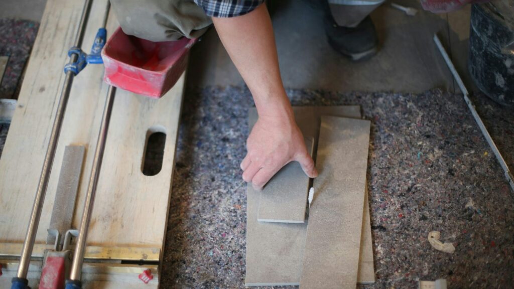 So geht's: Zunächst die Fläche abmessen und die Fliesen passend zuschneiden.