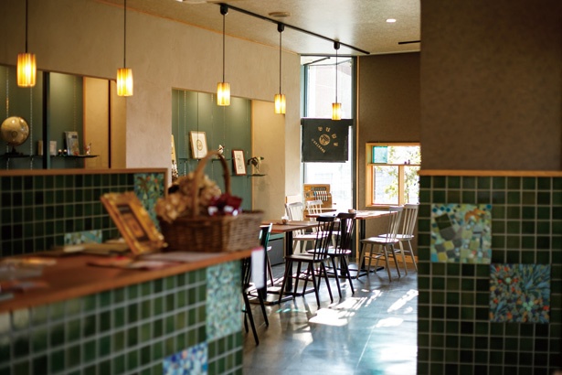 壁にはモザイクタイルアートを展示 / 喫茶ひしや文具店