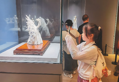 'Chinese White' Showcases the Charm of the East
