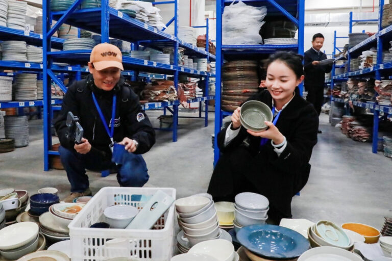 [China Liling] Famous Figures Shout ‘I Only Regret I Can’t Carry More!’ During Liling ‘Porcelain Picking’ Experience