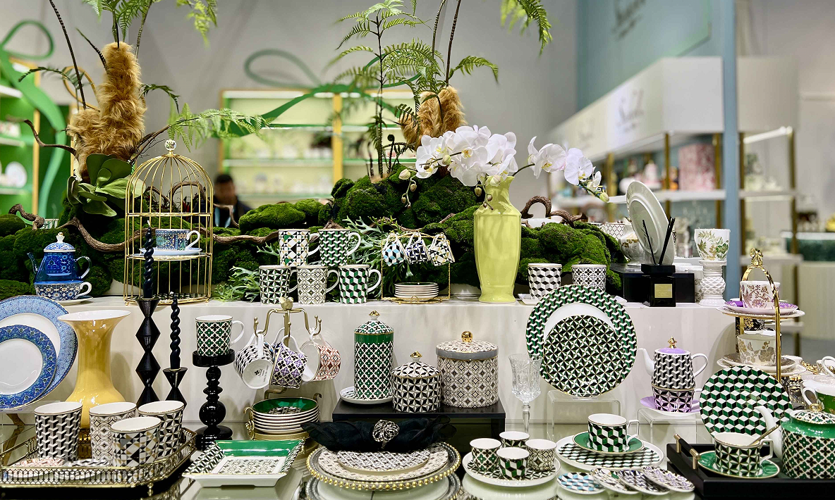 Loyal Exhibitor Returns Year After Year: Starcram Showcases Over 100 Porcelain Art Pieces at Canton Fair