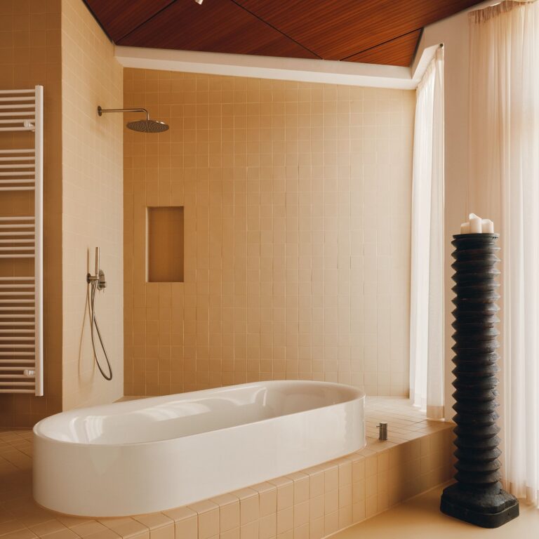 [Germany] Back in Trend: These 5 Bathrooms Show How Versatile Tiles Can Be