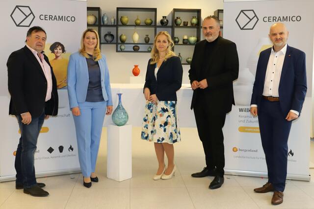 Bürgermeister Bruno Stutzenstein, Bildungslandesrätin Daniela Winkler, CERAMICO-Geschäftsführerin und Schuldirektorin Anita Wolf, Landeshauptmann Hans Peter Doskozil und Heinz Josef Zitz, Bildungsdirektor für Burgenland. präsentierten das Konzept zum neuen Kompetenzzentrum in Stoob. | Foto: LMS