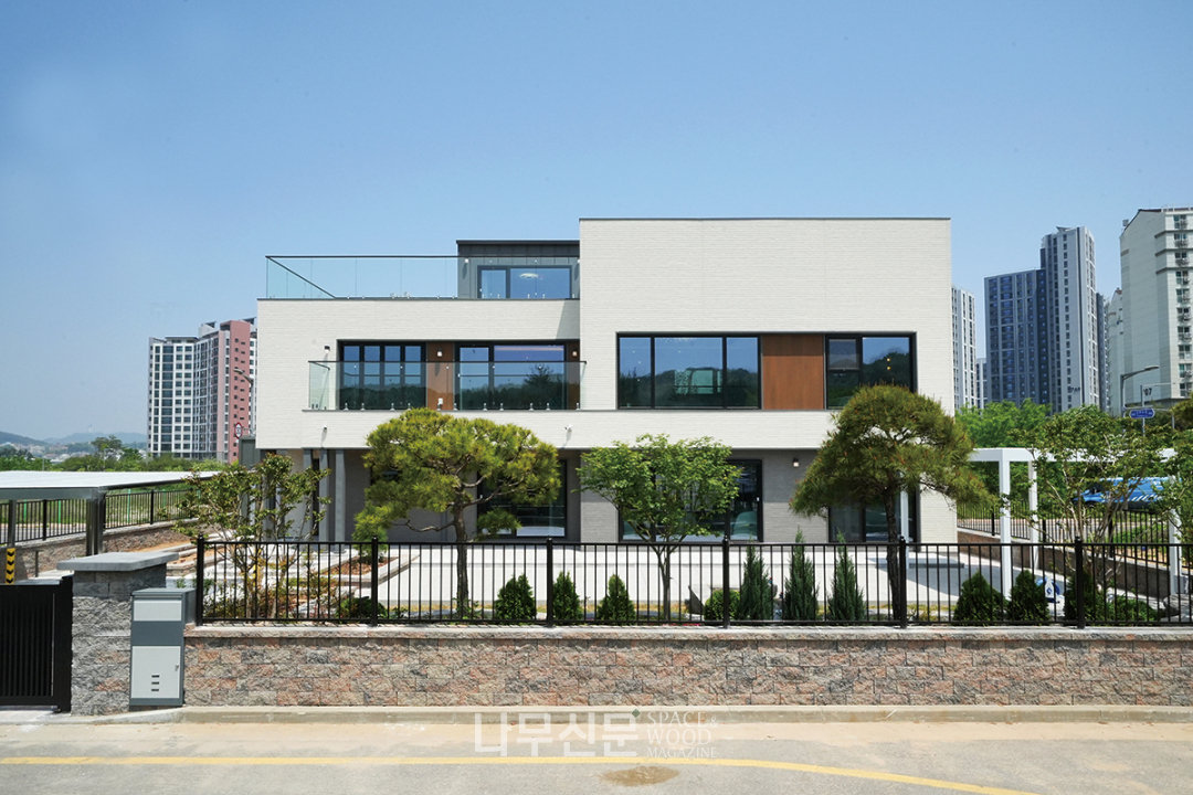 The Unconcealable Grandeur of a Large House: A Three-Story Home in Jung-gu, Incheon
