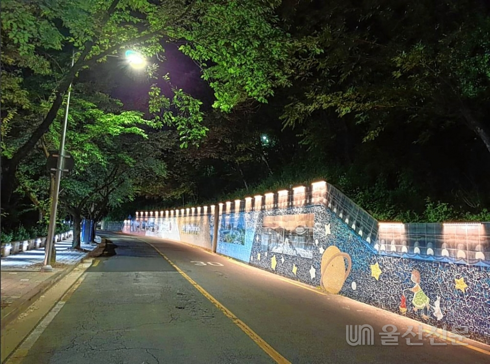 밀양시 교동 산복도로 옹벽 모자이크 타일 벽화 모습.