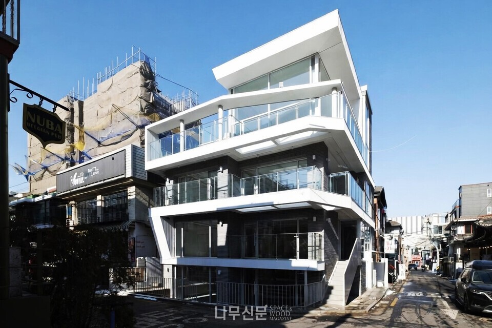 Unrestrained Vertical Expansion of an Old Brick Building: Seogyo-dong Profit-Generating Neighborhood Facility 'Pere'