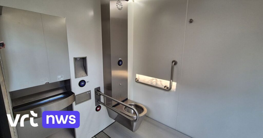 Brussels Installs 3 New High-Tech Public Toilets: "Investment of €450,000"