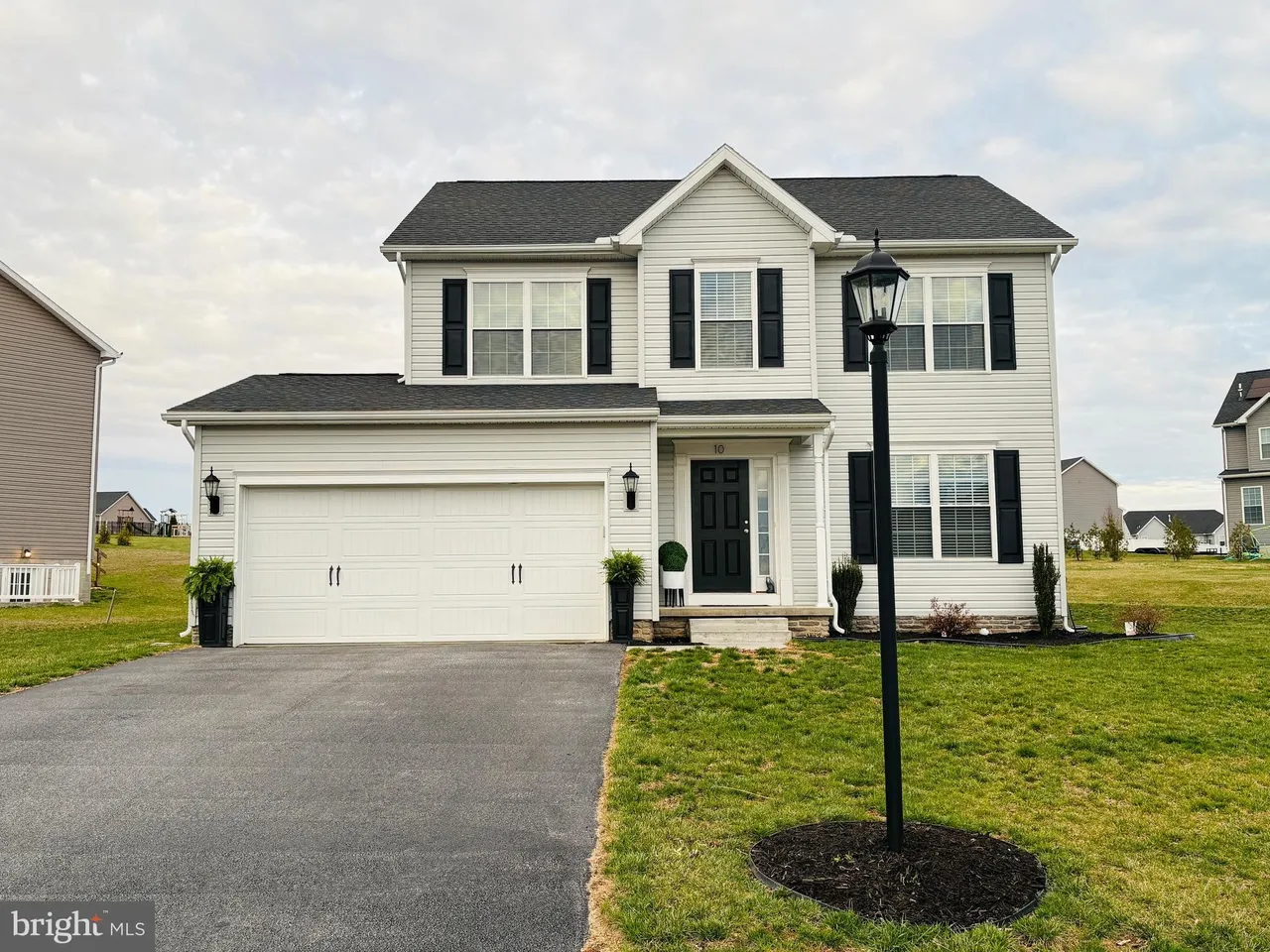 garage featured at 10 Cantera Way, Hanover, PA 17331