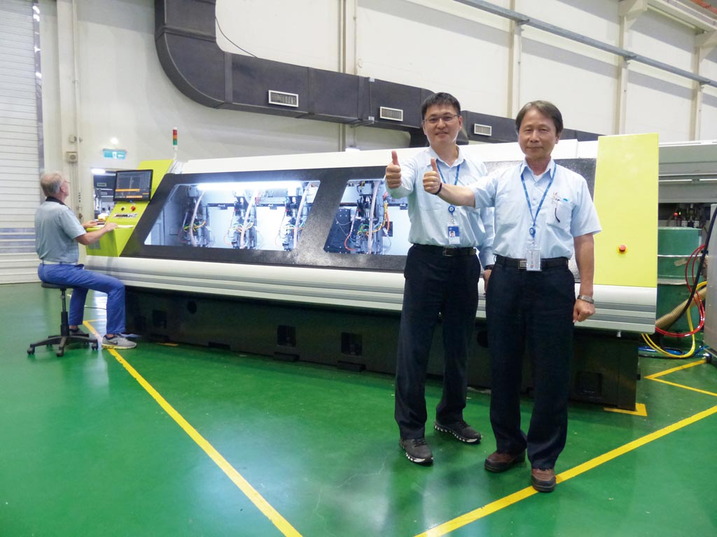 東台精機電子設備本部協理王森茂（右一）與電子技術部經理陳育斌（右二）展示針對5G市場新開發的大檯面超高速線馬數控鑽床。圖／莊富安