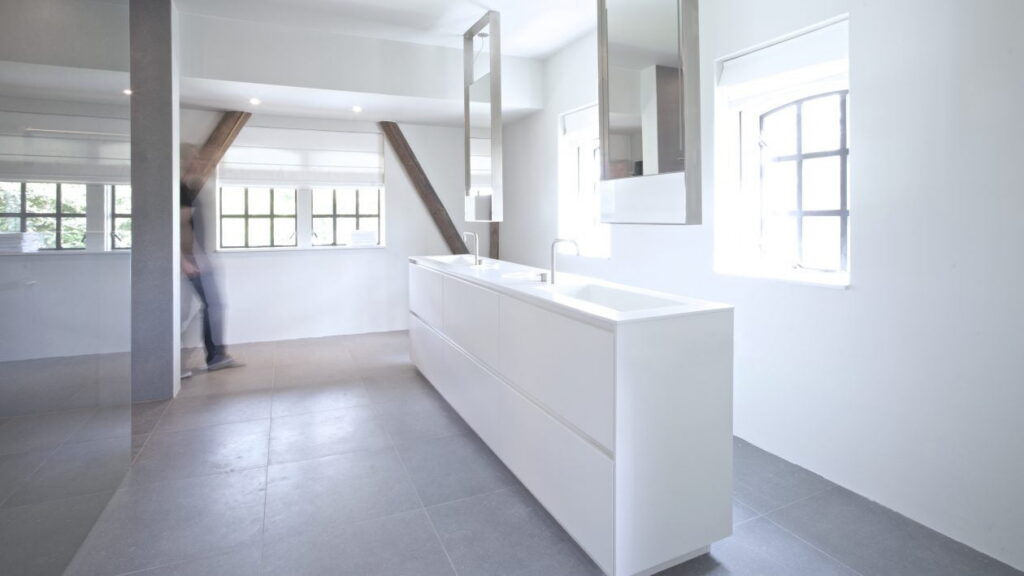 Badkamer in Warffum. Het vrijstaande meubel is ontworpen door Studiodoccia en custom made door NotOnlyWhite. De rozetten van de kranen (Vola) zijn verzonken in het Himacs blad.