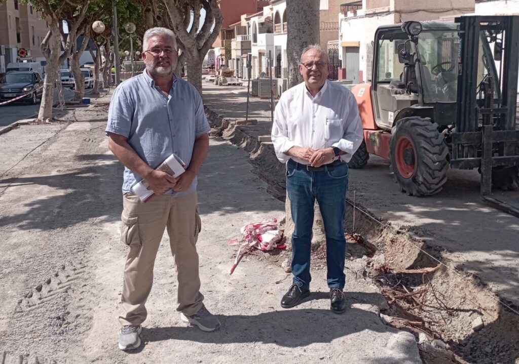 El alcalde de Vícar, Antonio Bonilla, revisa las obras en una de las zonas del municipio.