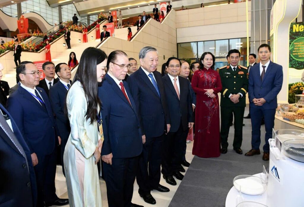 越南高層領導在「全國愛國競賽大會」參觀高科技材料展區，了解鎢等深加工產品展示。（圖／翻攝越南政府電子報）