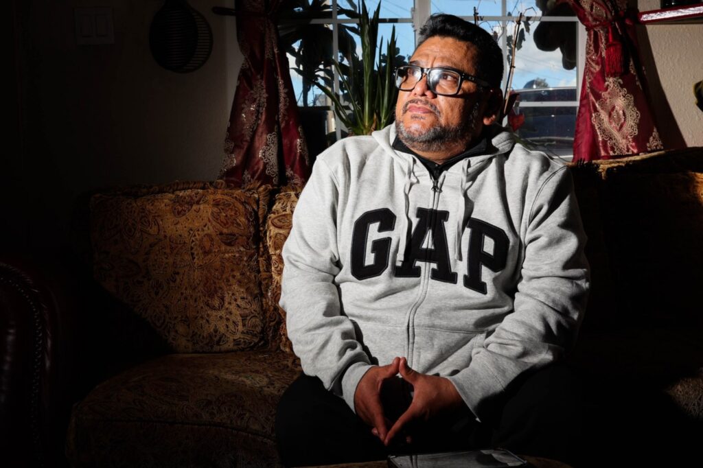 José Peña, de Oakland, quien padece silicosis, comparte su historia durante una entrevista en Oakland, California, el jueves 13 de febrero de 2026. La silicosis es una enfermedad incurable causada por la exposición prolongada al polvo de las encimeras de cuarzo. (Ray Chavez/Bay Area News Group)