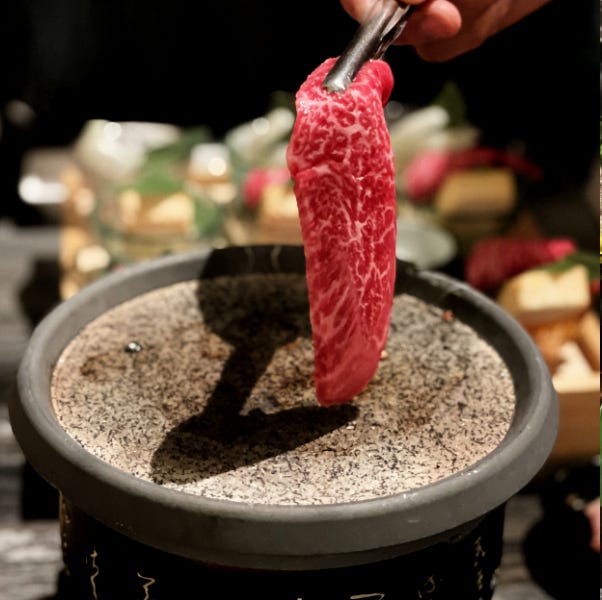 台幣千元就能品嘗藝奇日本a5和牛「岩板燒」套餐！火山岩直火炙燒鎖住肉汁入口超彈嫩