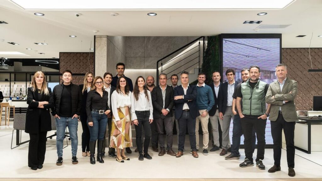 Mesa de trabajo de arquitectos en el showroom de Porcelanosa en Vila-real