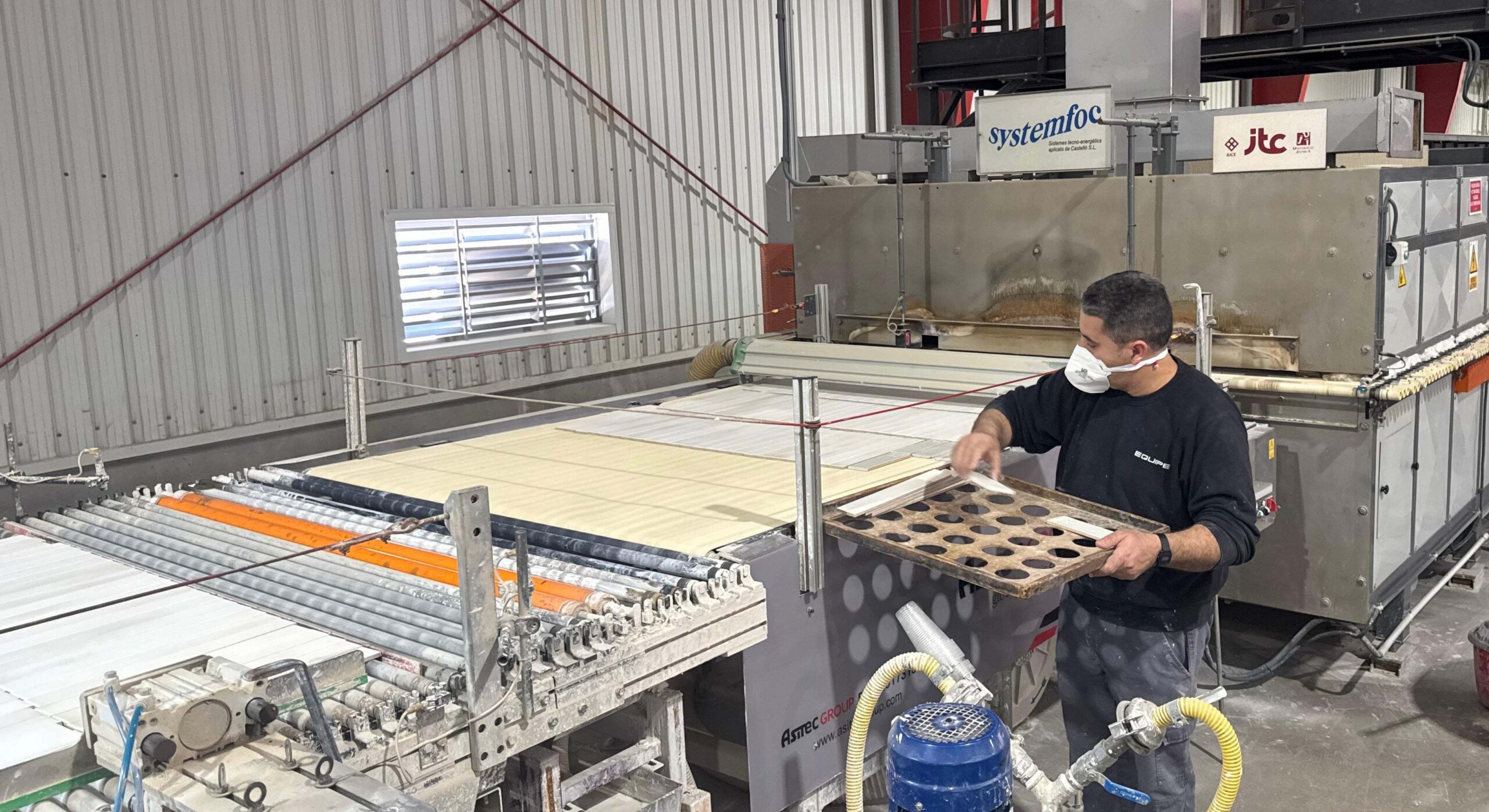 El primer horno eléctrico en una azulejera, en la planta de Equipe en Onda.