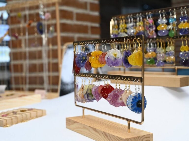 [Spain Madrid] Madrid’s Most Appealing Spring Plan This Weekend: The Free Market with Fashion, Ceramics, and Floral Jewelry Returns