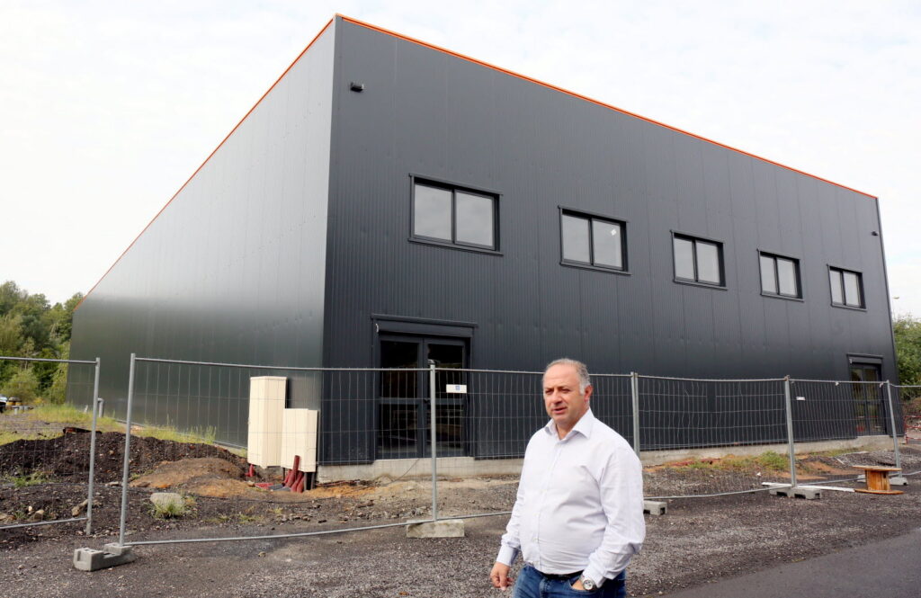 Francesco Giglio, gérant de l’entreprise CE.SA Import/Export, spécialisée dans la fourniture de carrelages, sanitaires, salles de bains, robinetterie et désormais cuisines. Un hall de stockage est en construction.  Photo RL /Thierry NICOLAS