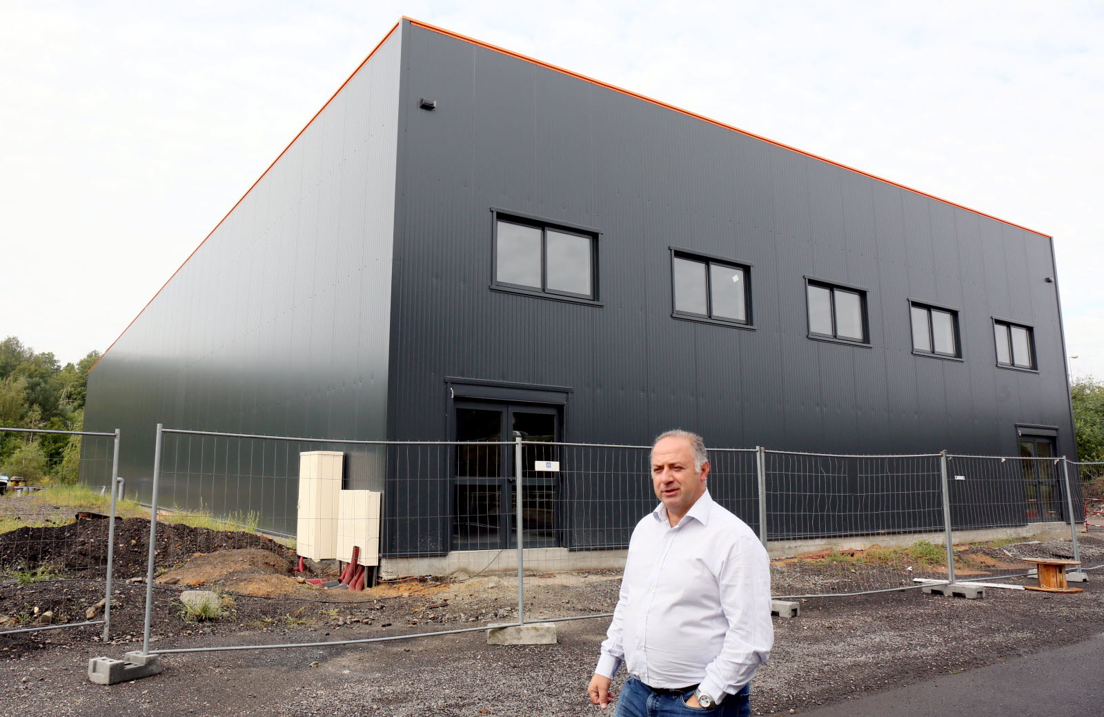 Francesco Giglio, gérant de l’entreprise CE.SA Import/Export, spécialisée dans la fourniture de carrelages, sanitaires, salles de bains, robinetterie et désormais cuisines. Un hall de stockage est en construction.  Photo RL /Thierry NICOLAS