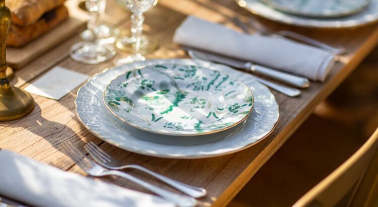 IKEA dévoile une vaisselle au style artisanal espagnol qui donne un charme fou à la table pour quelques euros