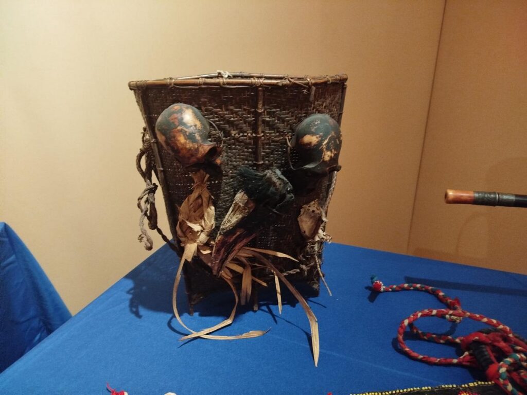 Un panier de chasseur de têtes orné de crâne de macaques crabiers et d’un bec de calao. Il est attribué à une tribu dayak, autochtones des îles de Bornéo.
