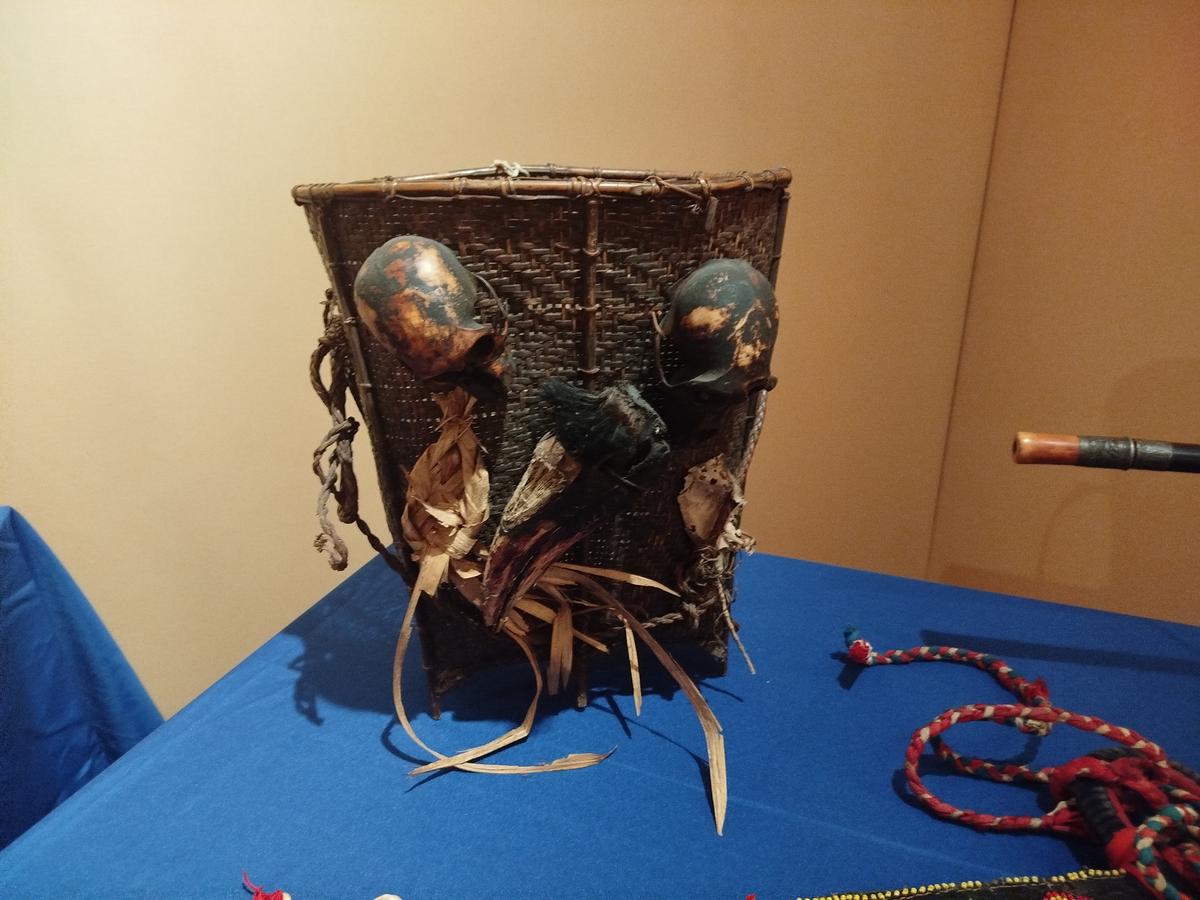Un panier de chasseur de têtes orné de crâne de macaques crabiers et d’un bec de calao. Il est attribué à une tribu dayak, autochtones des îles de Bornéo.